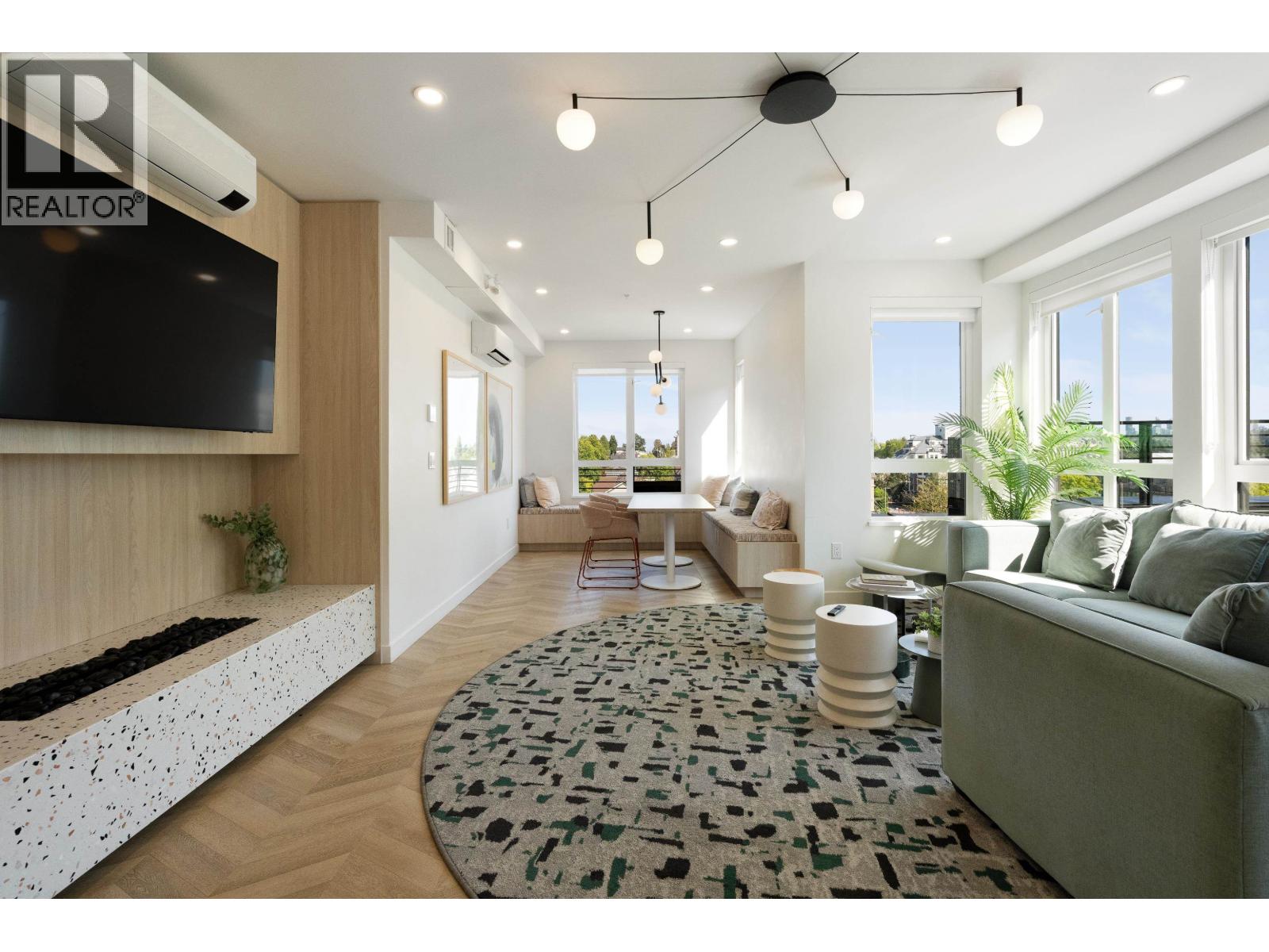 306 2450 GARDEN DRIVE, Vancouver