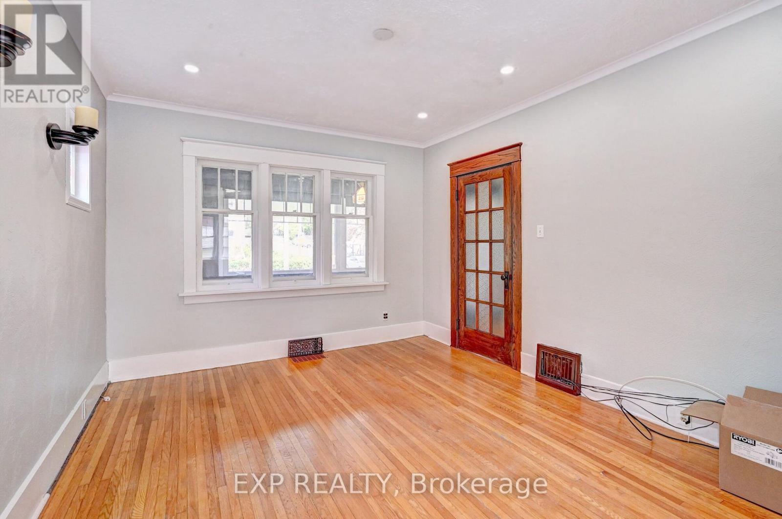 147 COURTLAND AVENUE E - 13