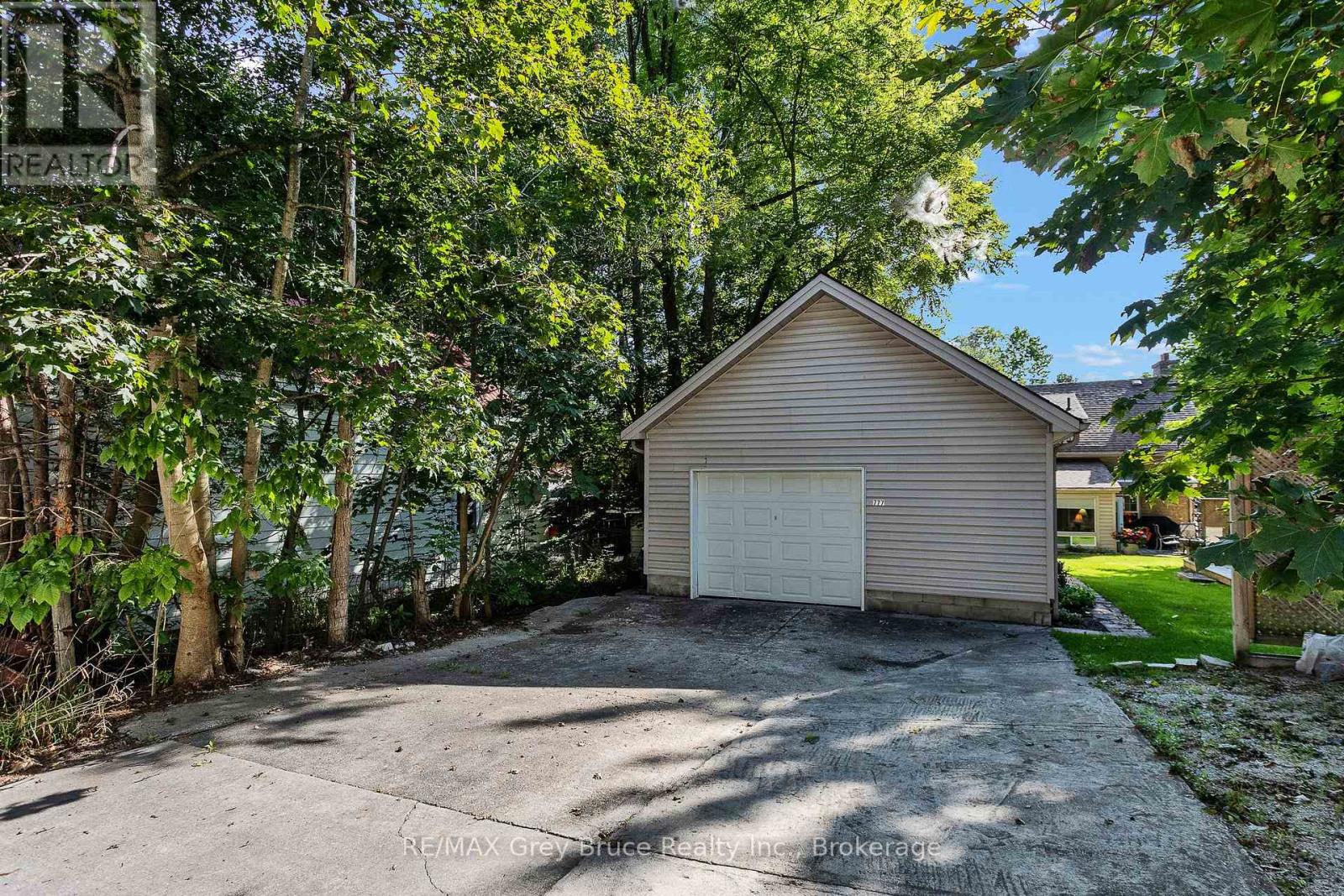 772 3RD AVENUE W - Image 38