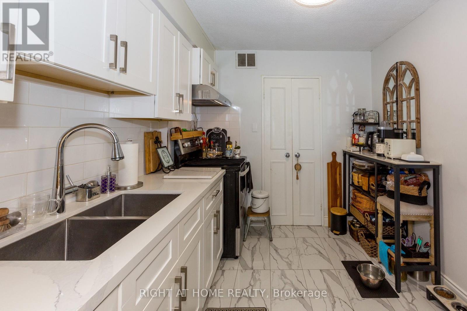 #706 1881 JANE STREET - 19