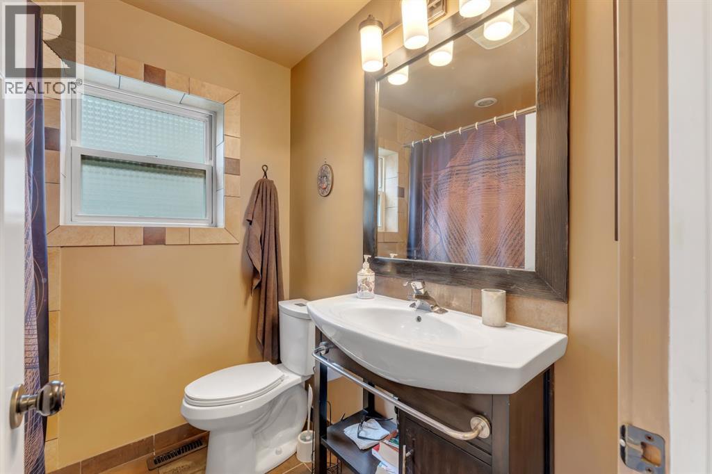 2204 Halifax Crescent NW - Image 18