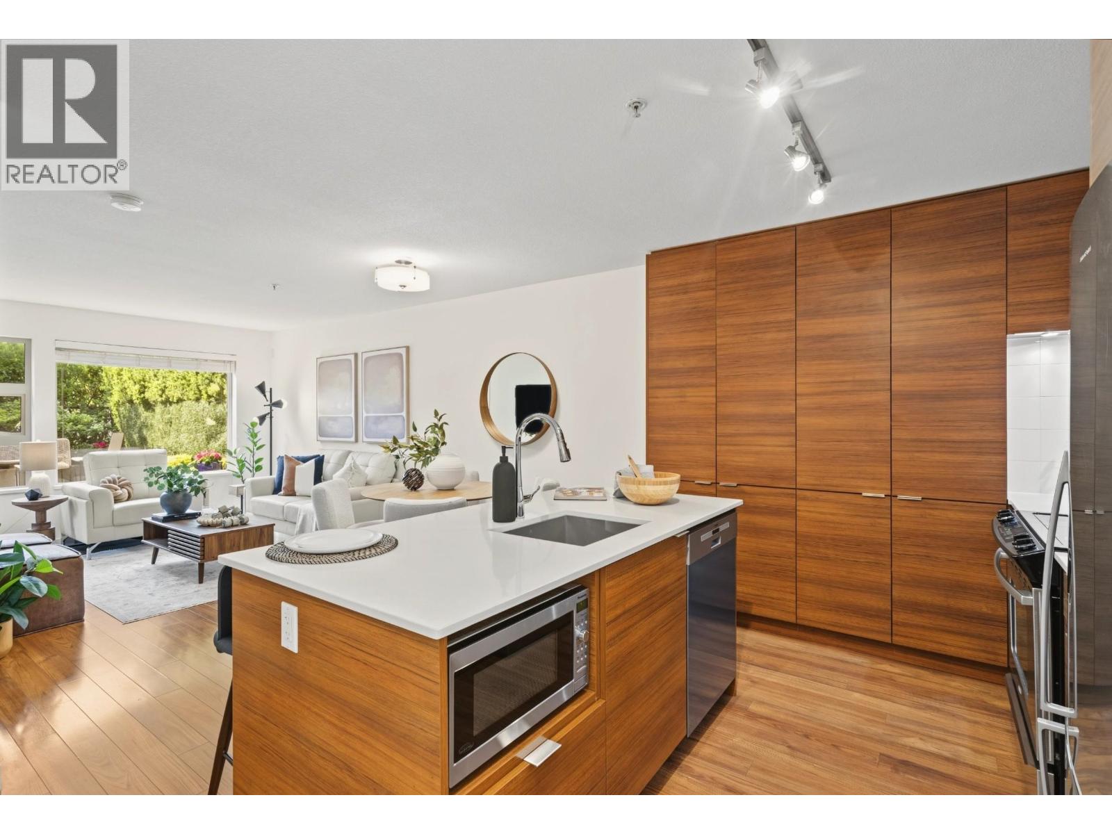 210 1677 LLOYD AVENUE, North Vancouver