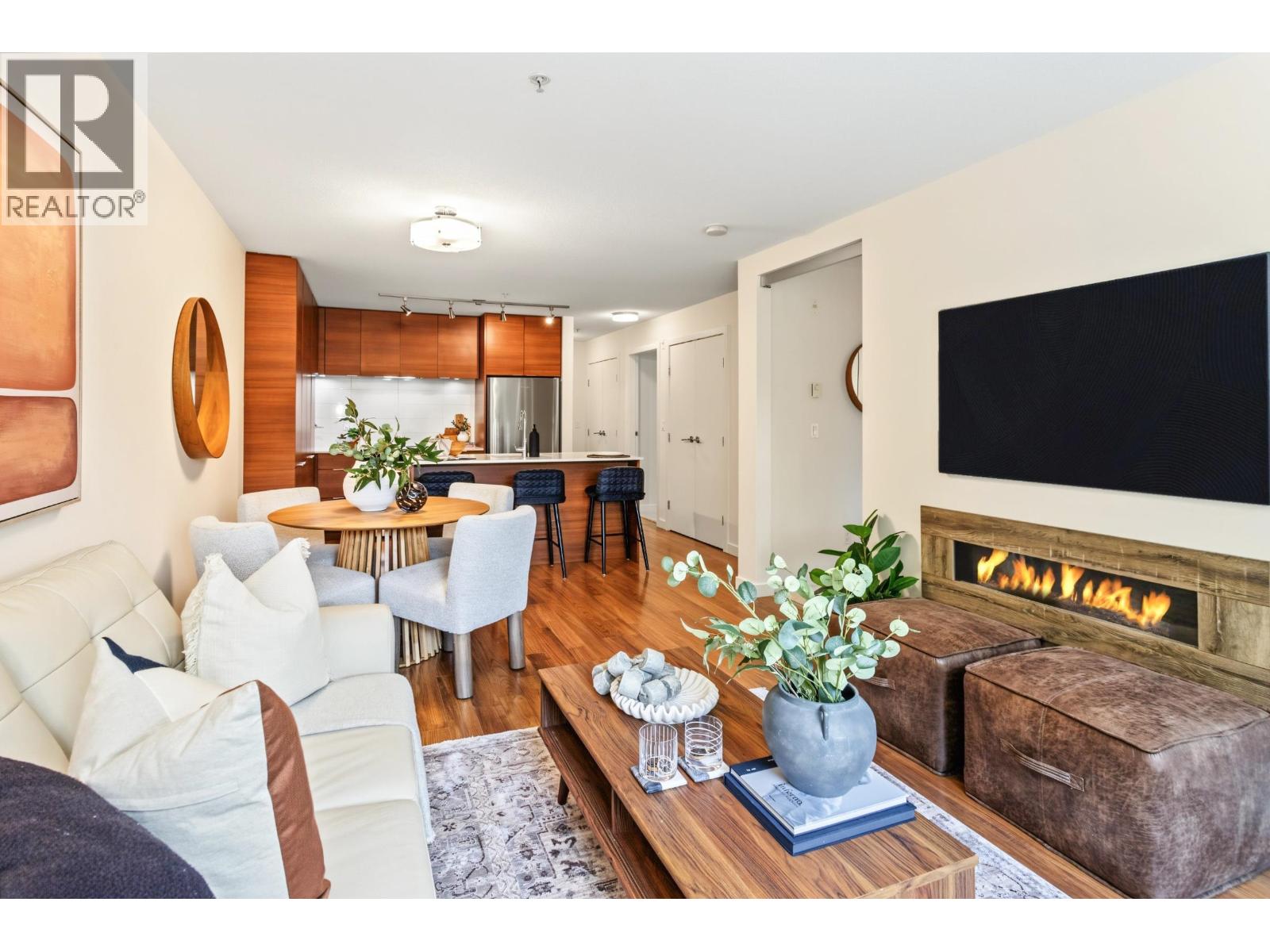210 1677 LLOYD AVENUE, North Vancouver
