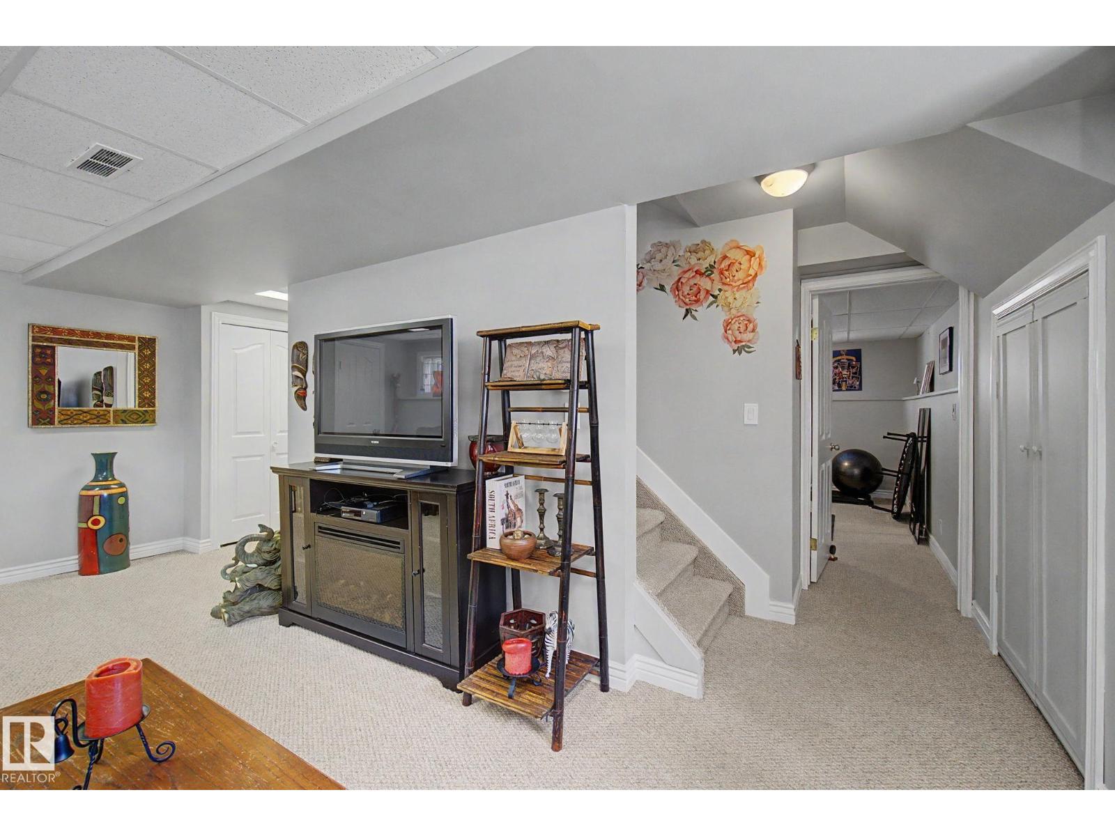 29 LARCH WY - 25