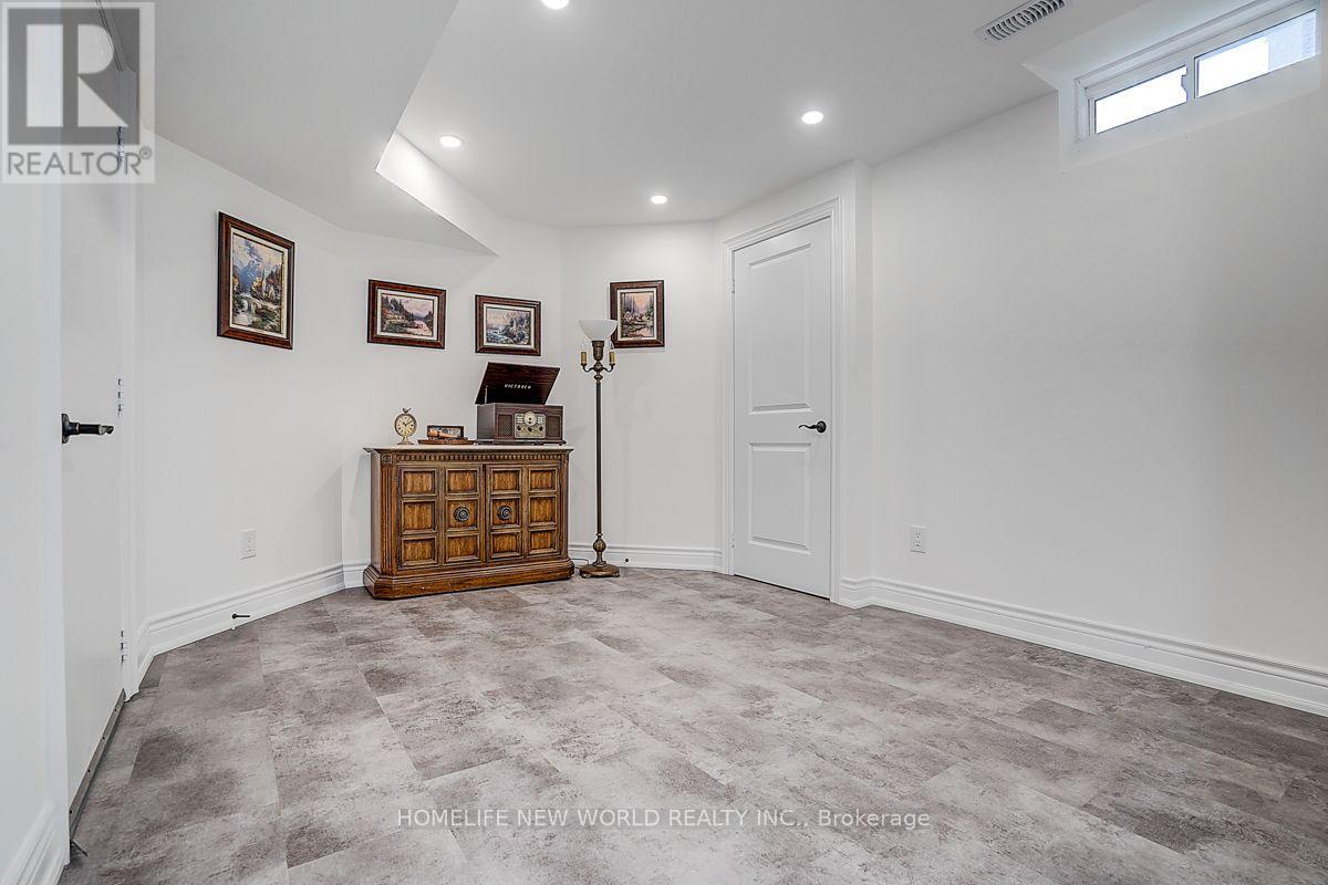 39 JAMES PARROTT AVENUE - 32