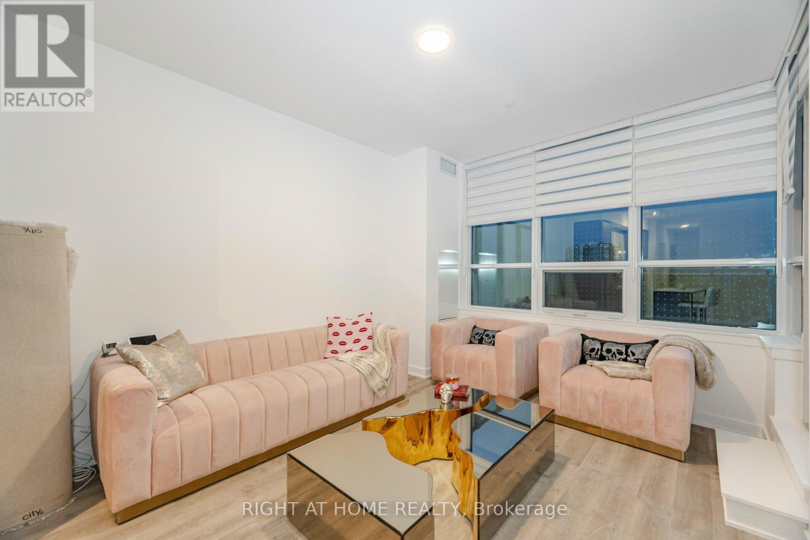 #226 50 UPPER MALL WAY - Image 13