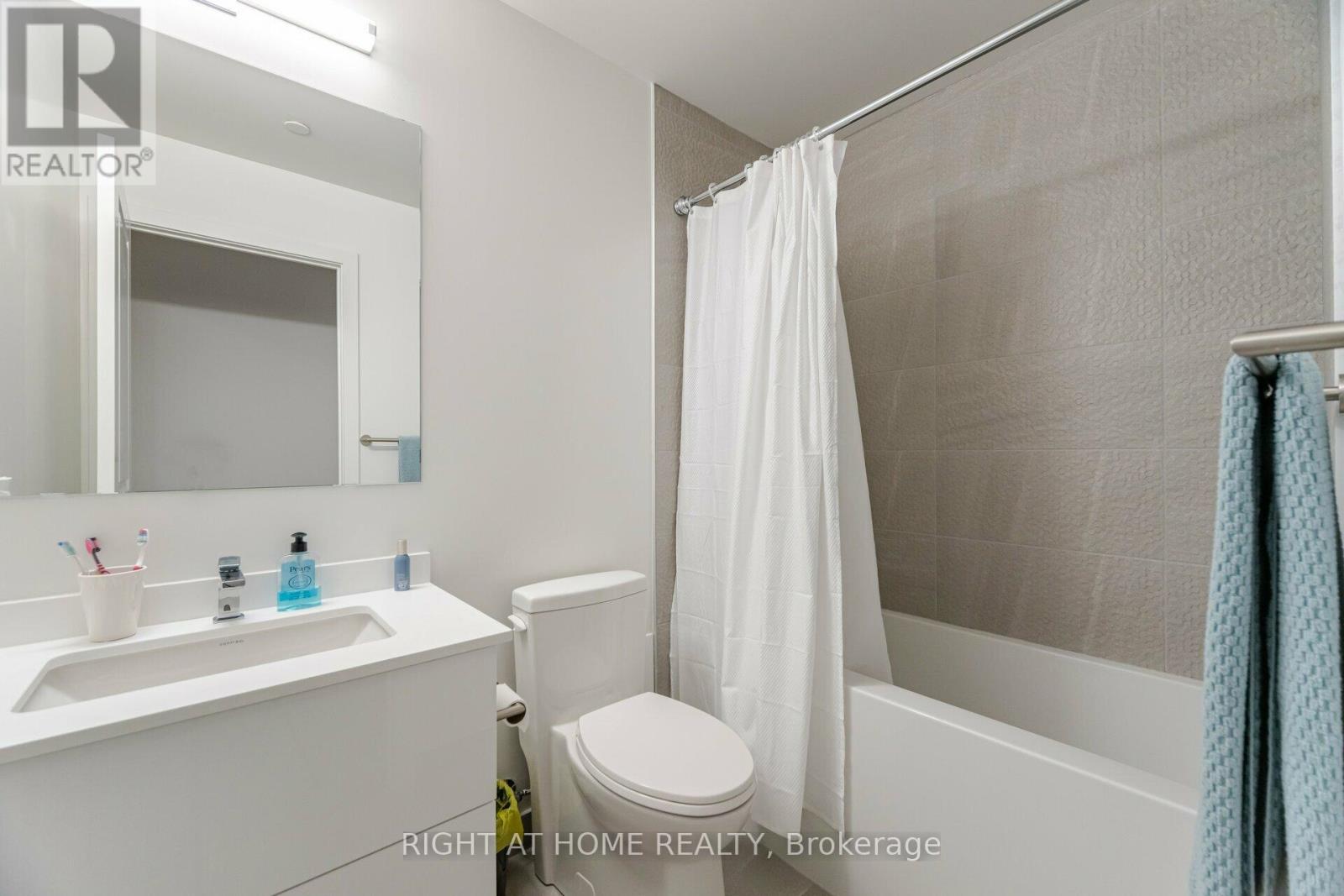 #226 50 UPPER MALL WAY - Image 24