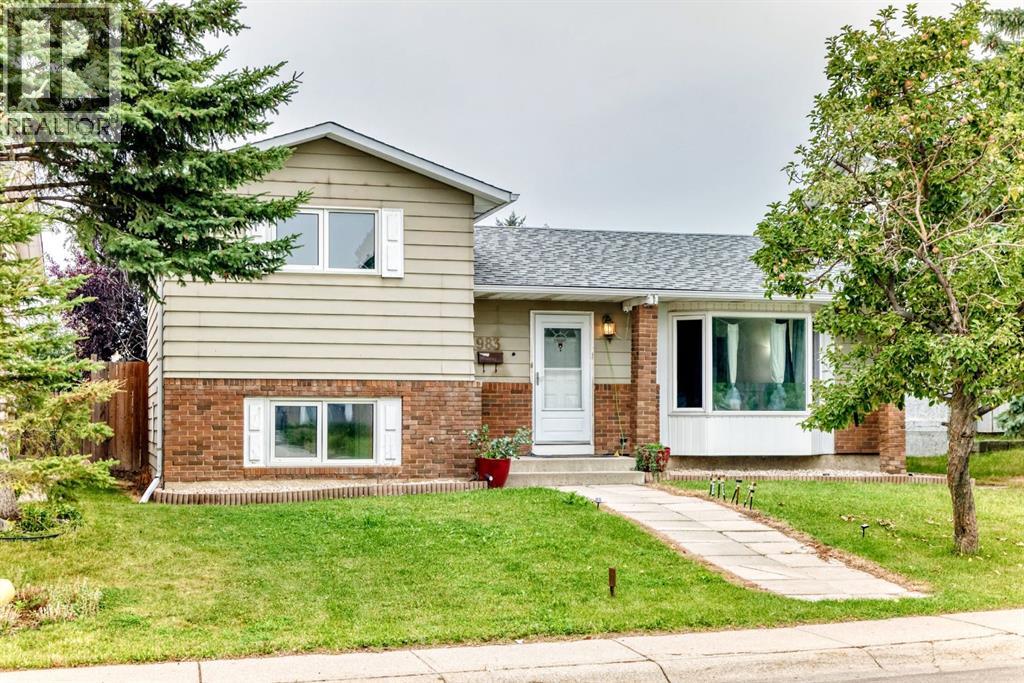 983 Rundlecairn Way NE - 1