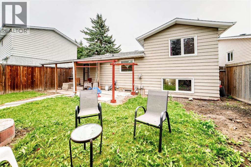 983 Rundlecairn Way NE - 33