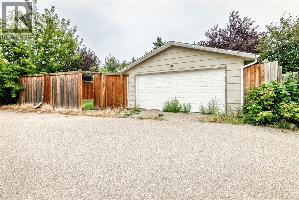 983 Rundlecairn Way NE - 36