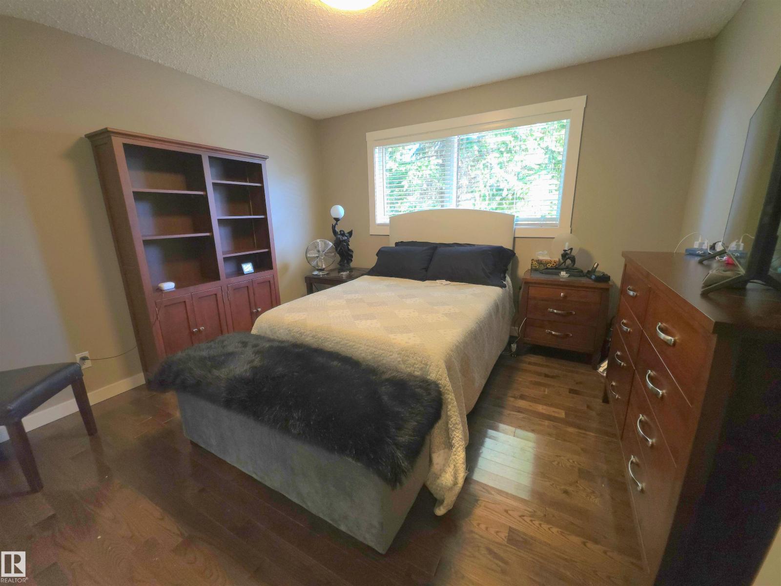 10543 109 ST - 18