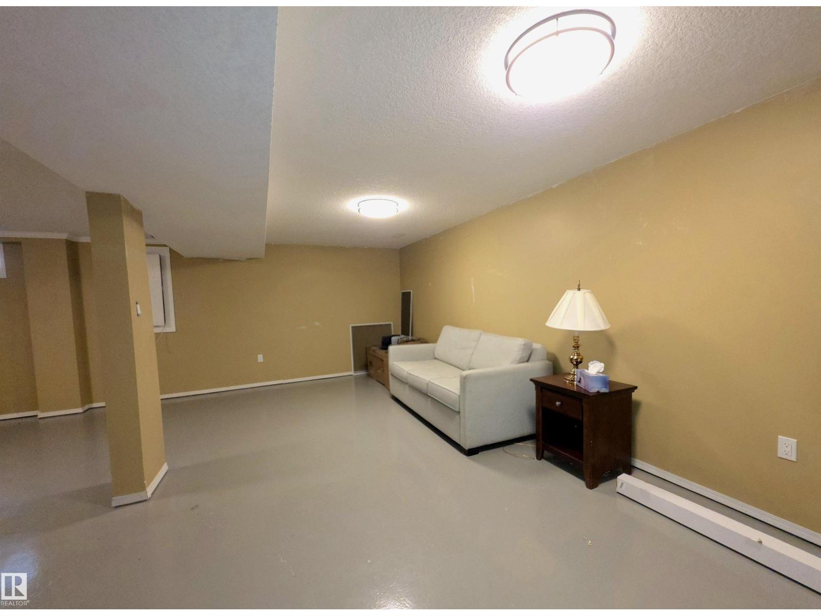 10543 109 ST - 35