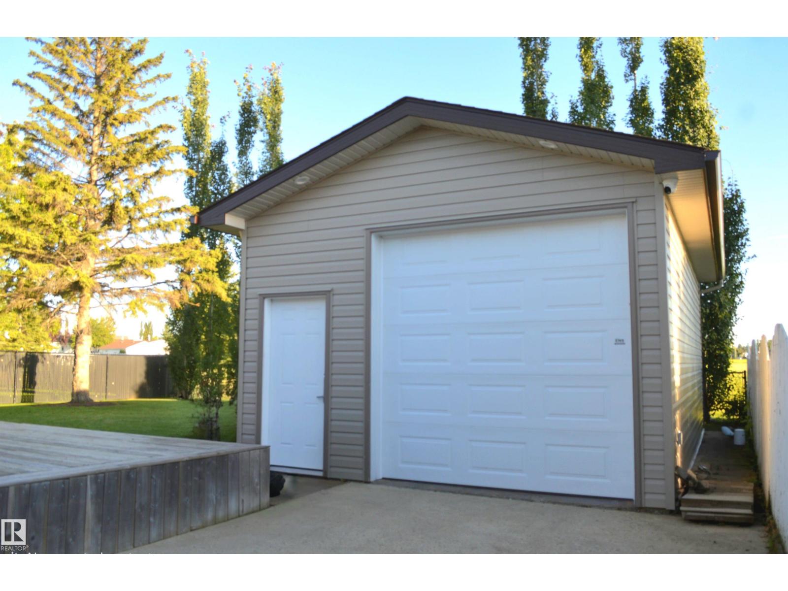 10543 109 ST - 43