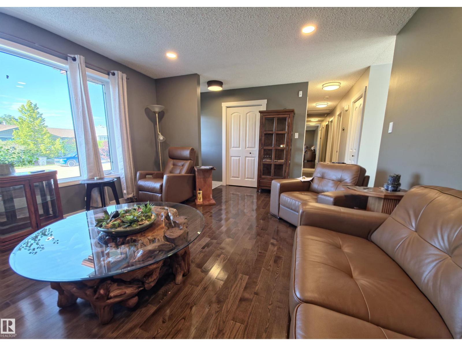 10543 109 ST - 8