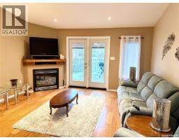 Enclosed porch - 109 Good Spirit Crescent, Yorkton, SK S3N3J8 Photo 8