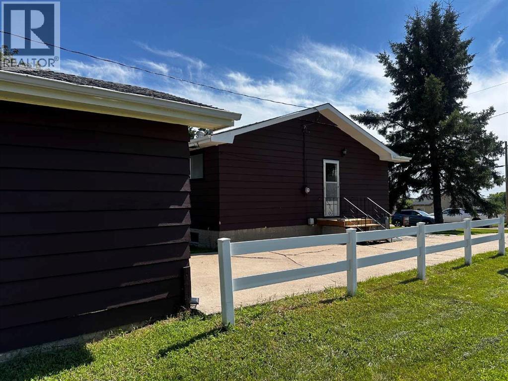 Listing photo – 5240 50 Avenue, Holden
