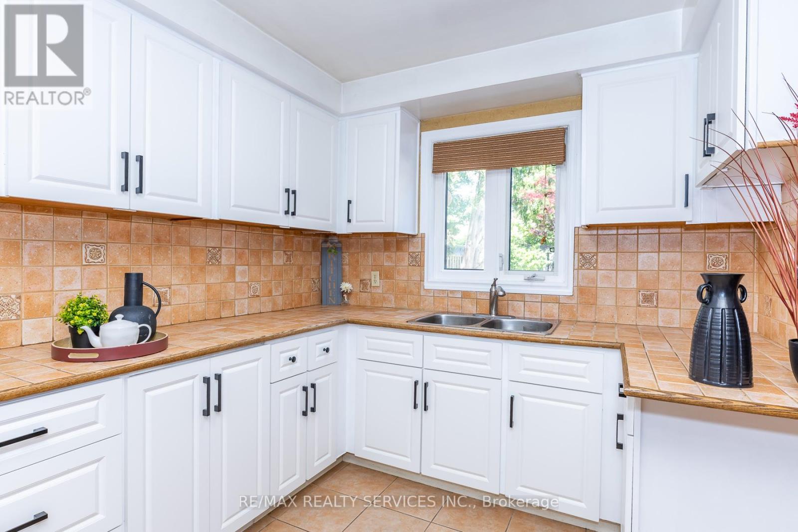 1217 GLOUCESTER SQUARE - Image 11