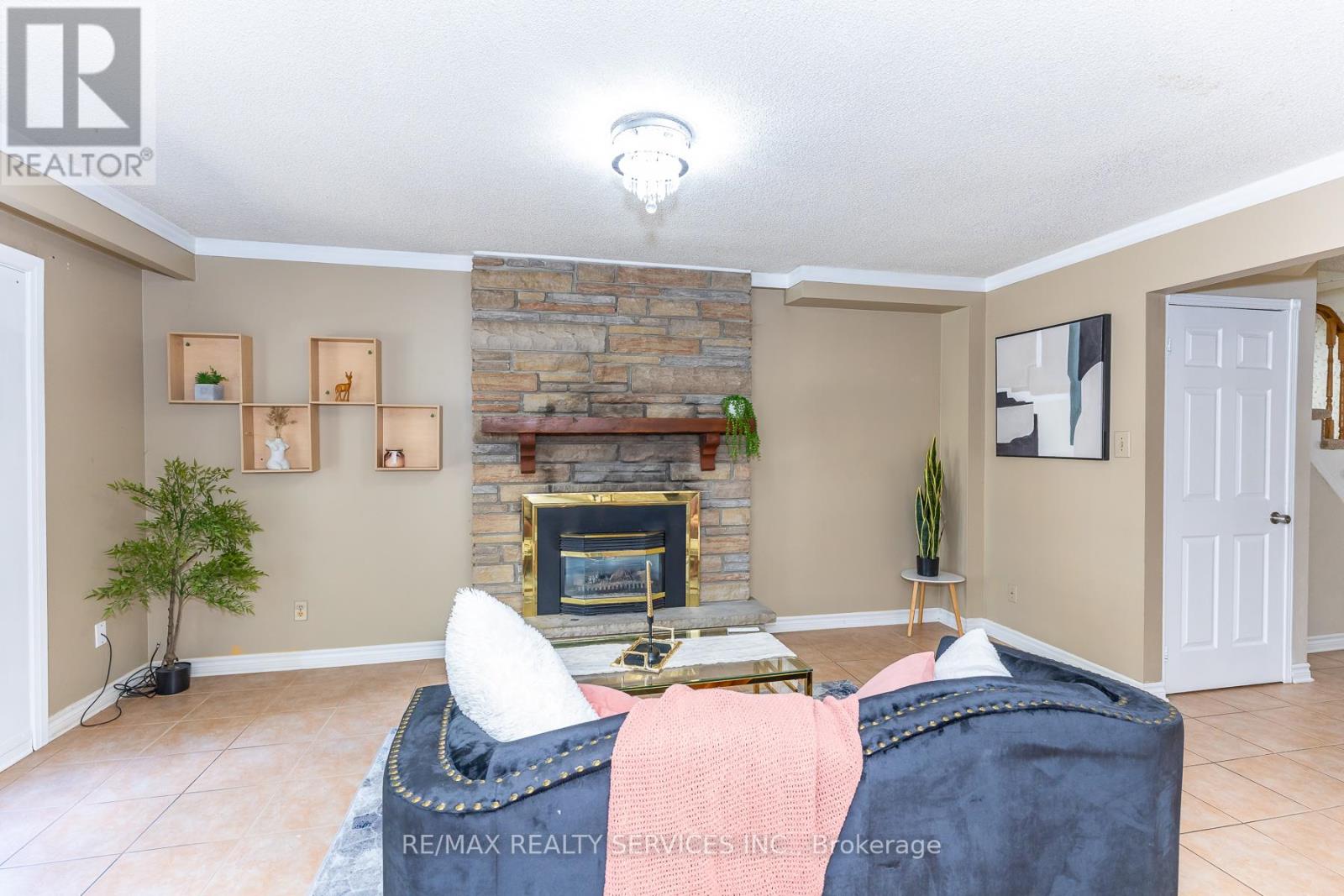 1217 GLOUCESTER SQUARE - 13
