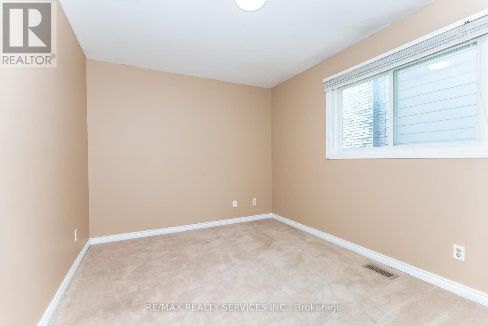 1217 GLOUCESTER SQUARE - 26