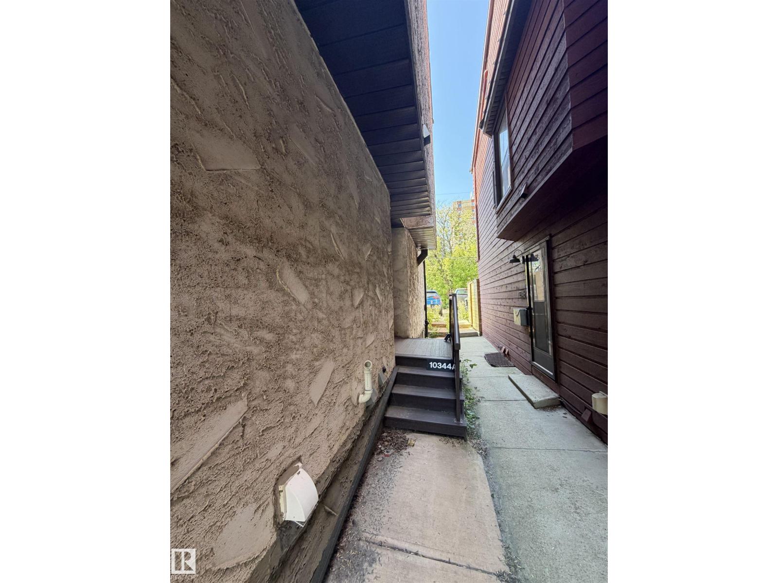 10344A 121 ST NW - 23