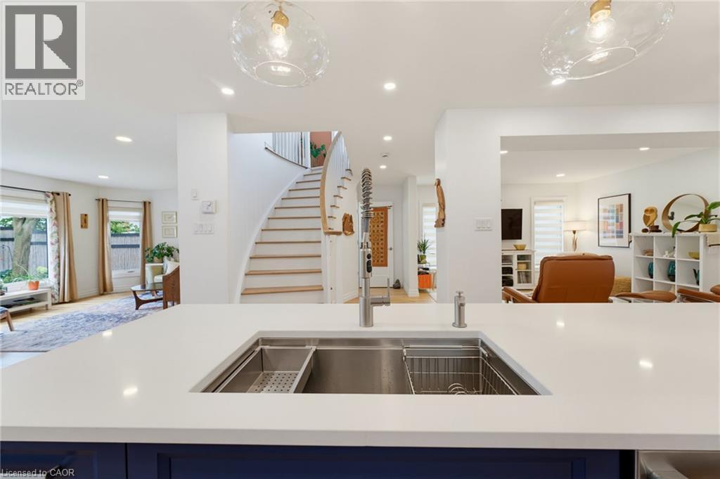 25 BLUEWATER Drive - Image 8