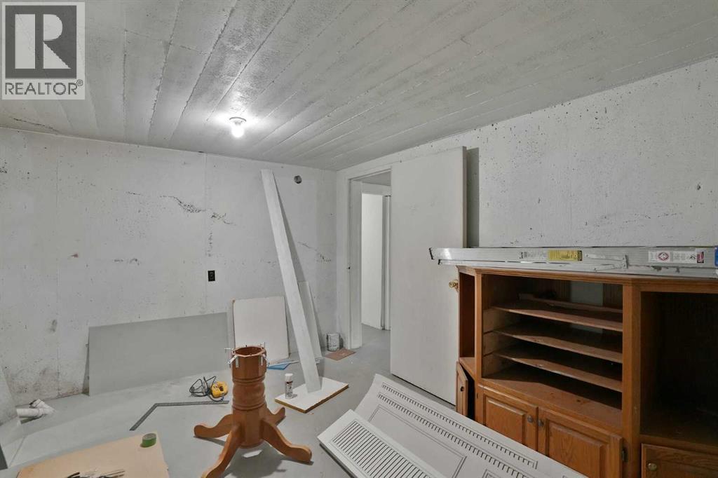 5009 41 Street Close - Image 40
