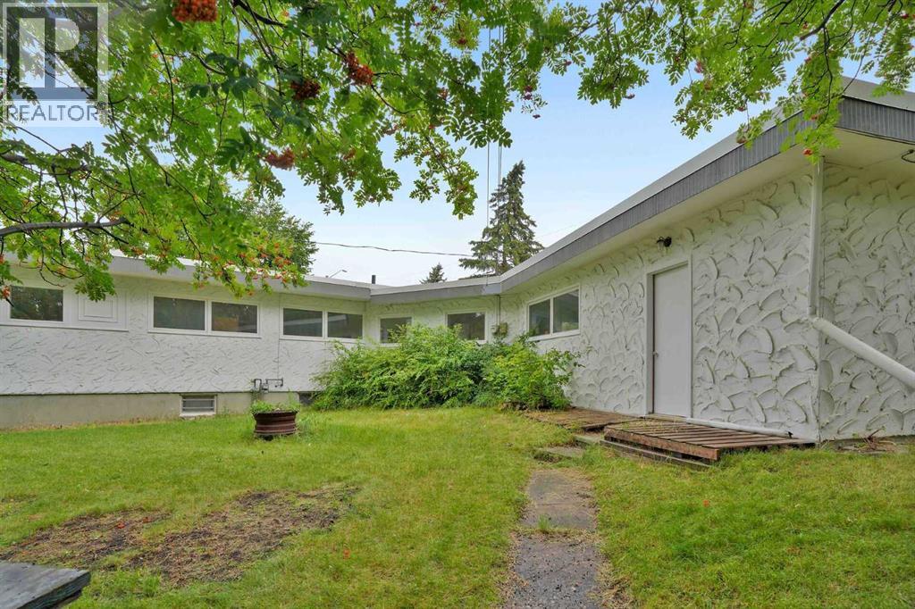 5009 41 Street Close - Image 42