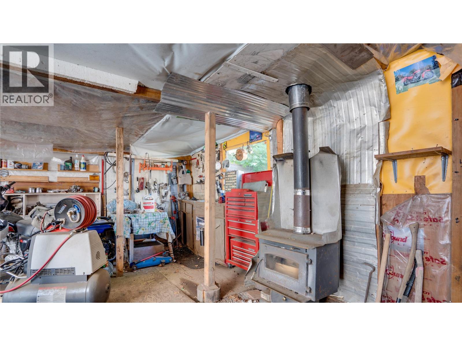 686 Powell Road - Image 34