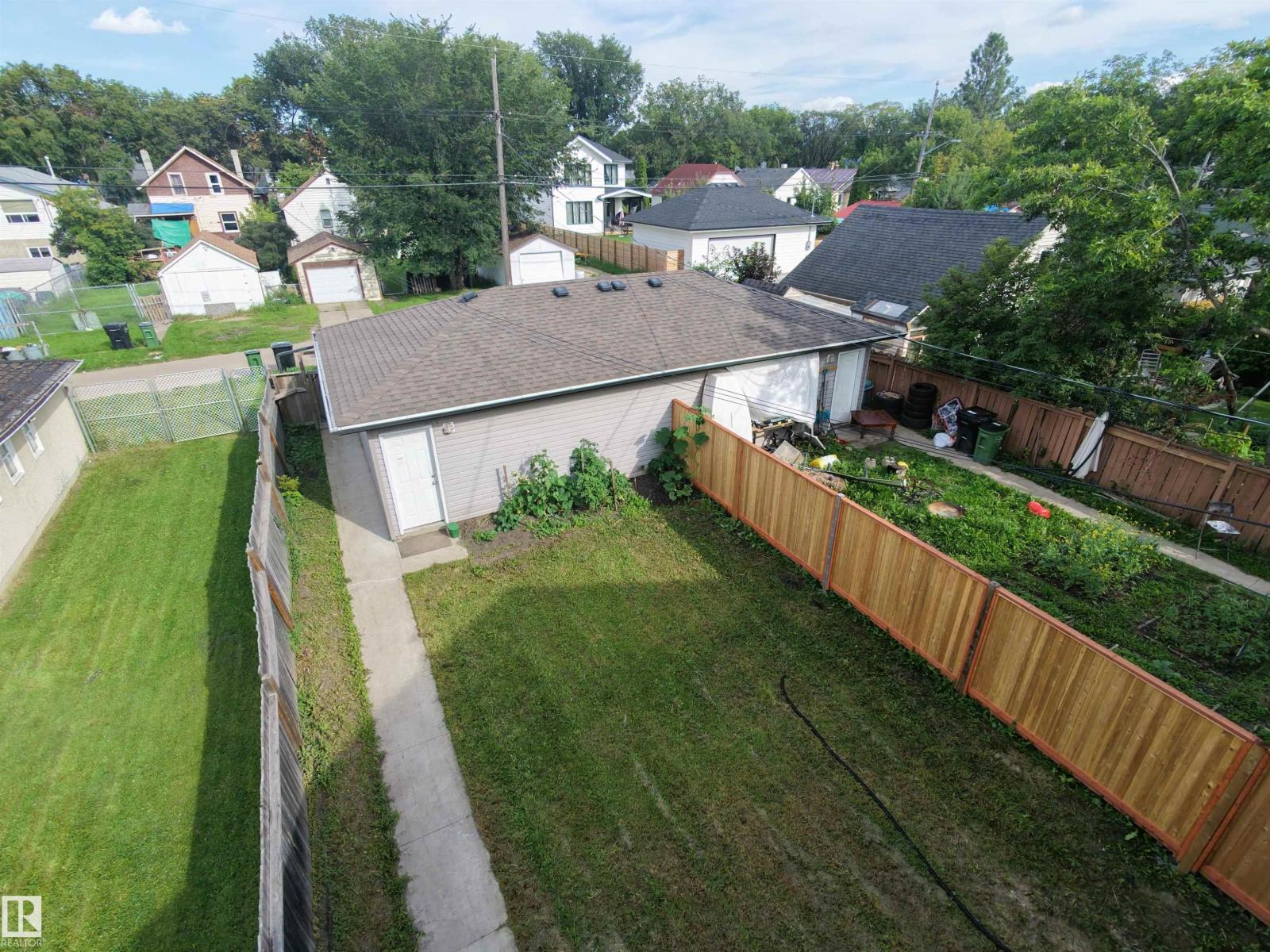 11625 88 ST NW - 5