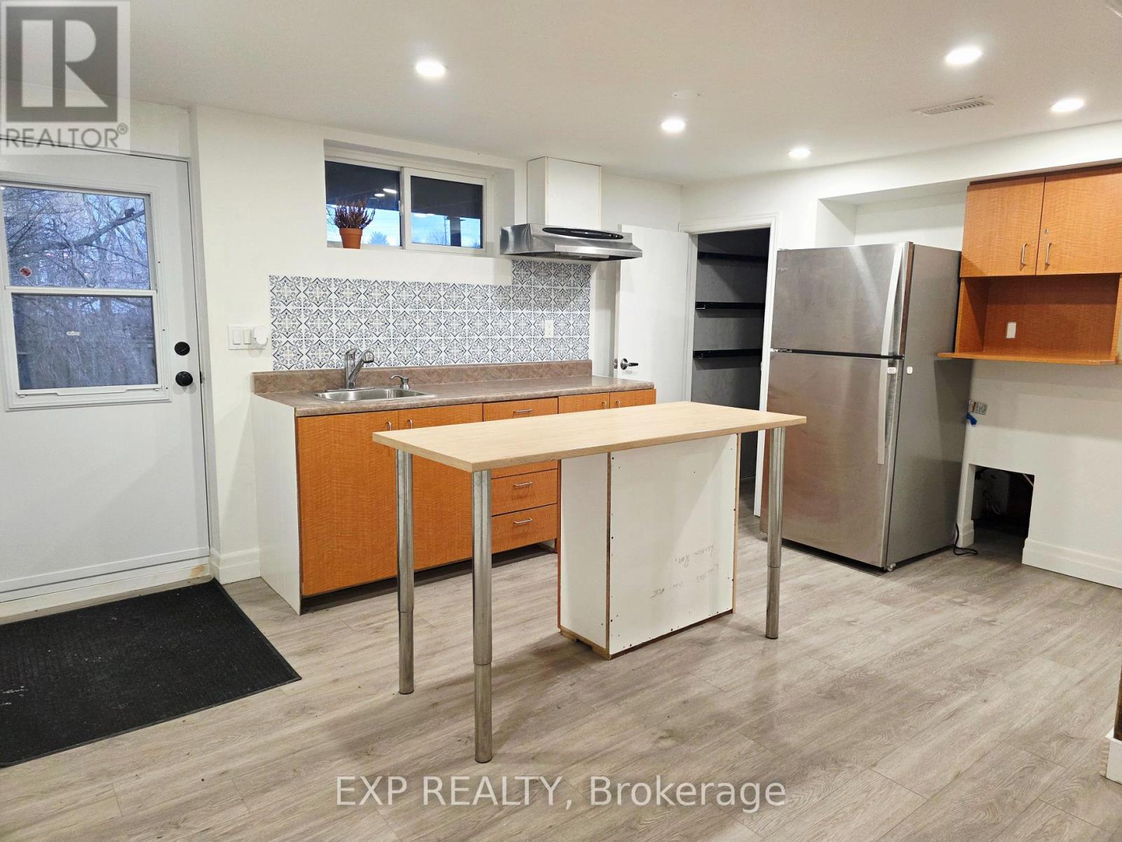 166 JOHN STREET W - 7