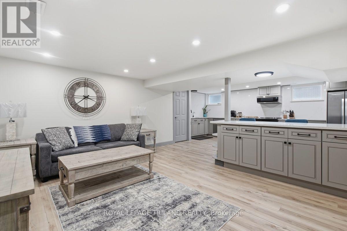27 ALDBOROUGH AVENUE