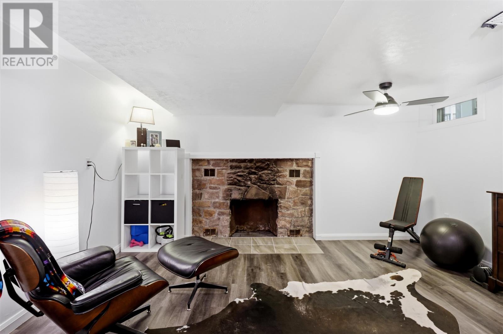 1638 Queen Street E - 23
