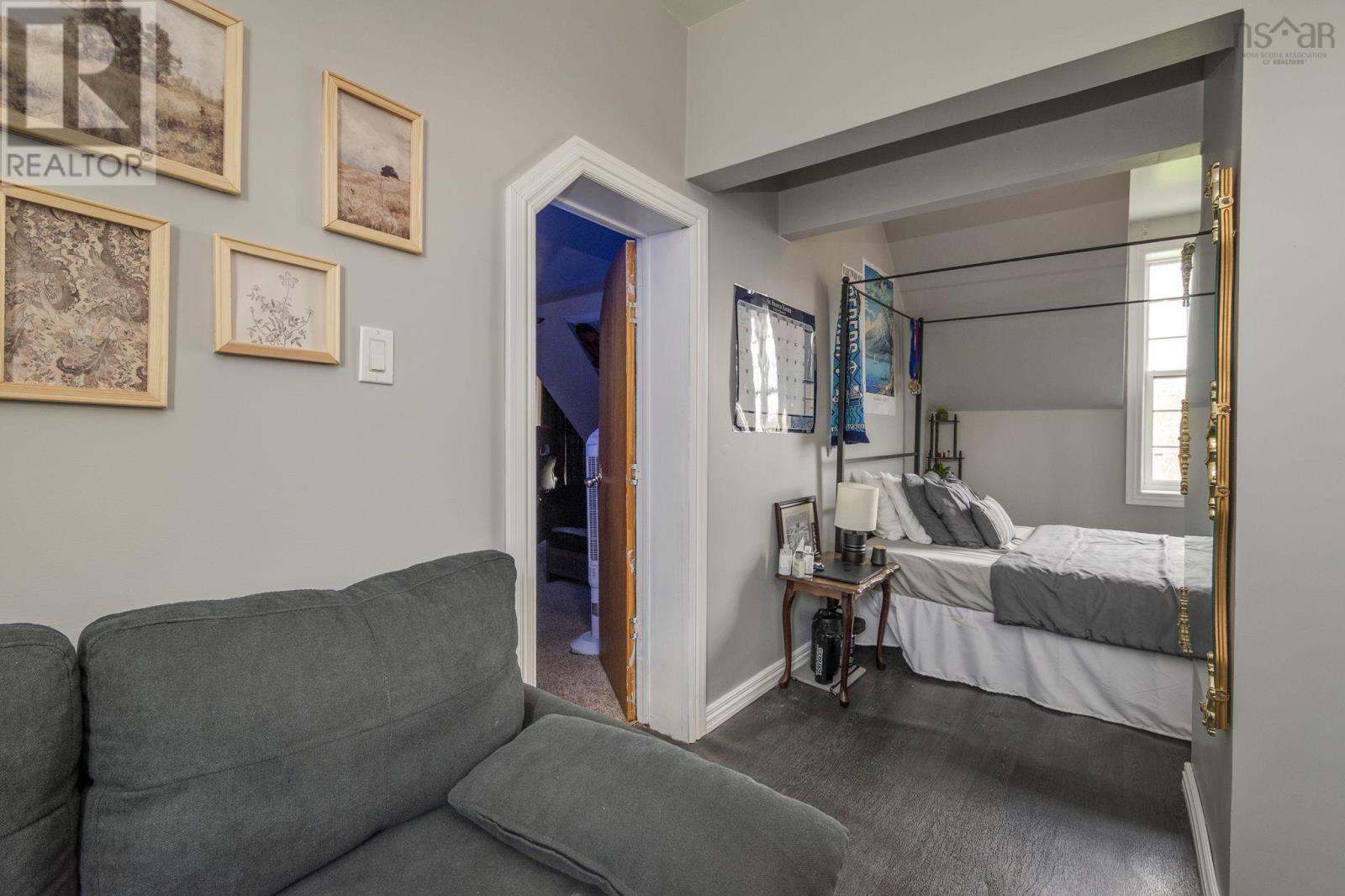 Property 25 of 37 of 102 North Foord Street