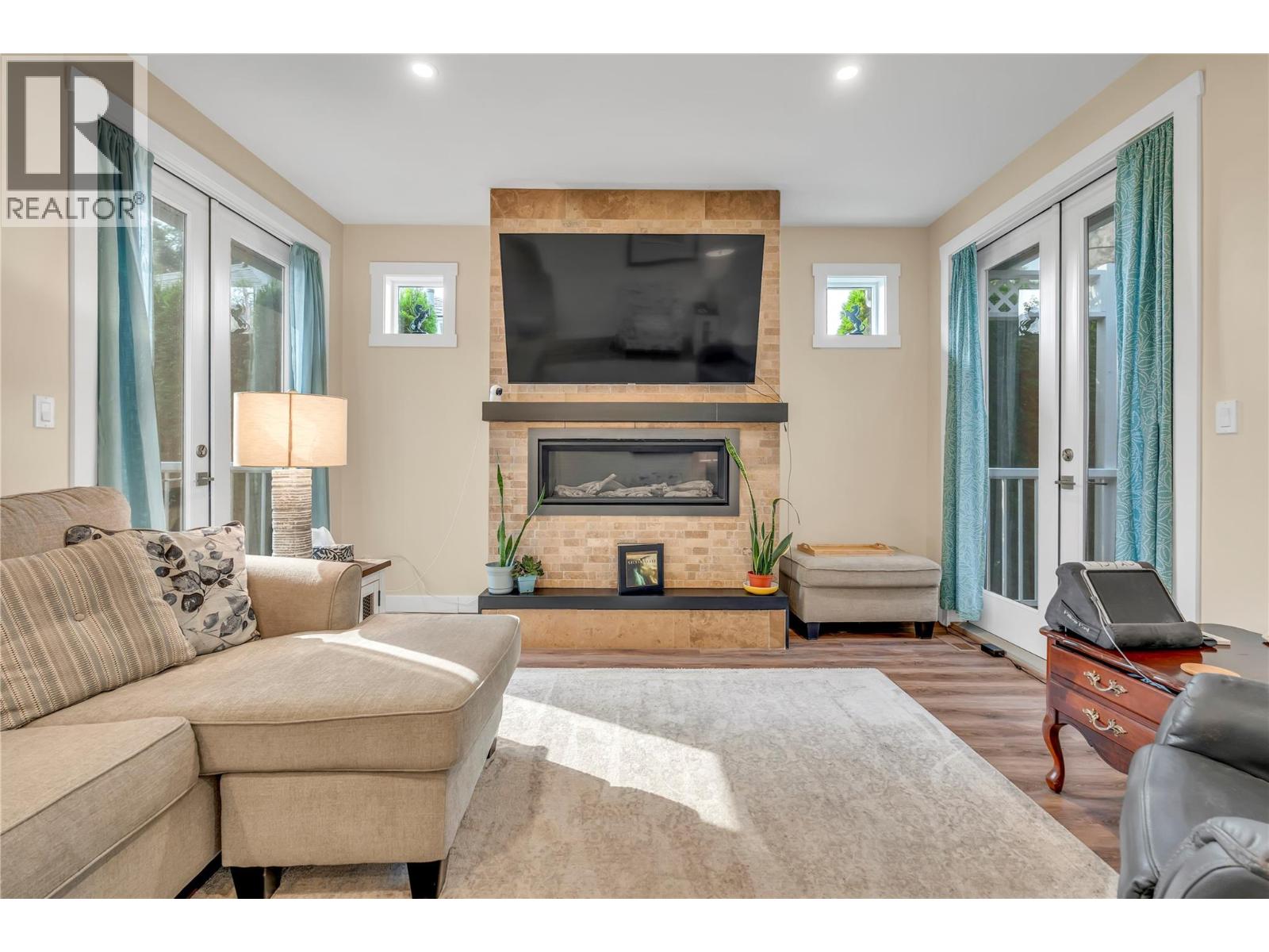 6753 Hillside Place, Oliver