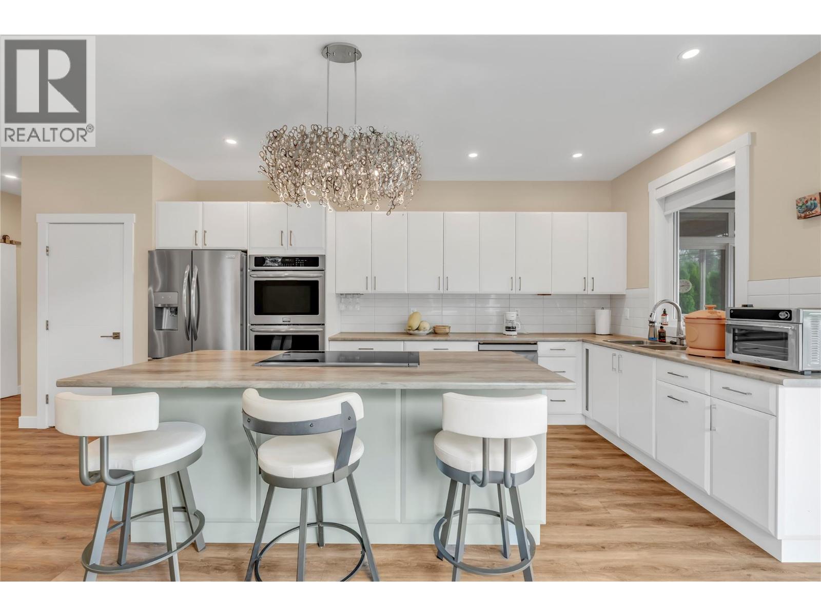6753 Hillside Place, Oliver