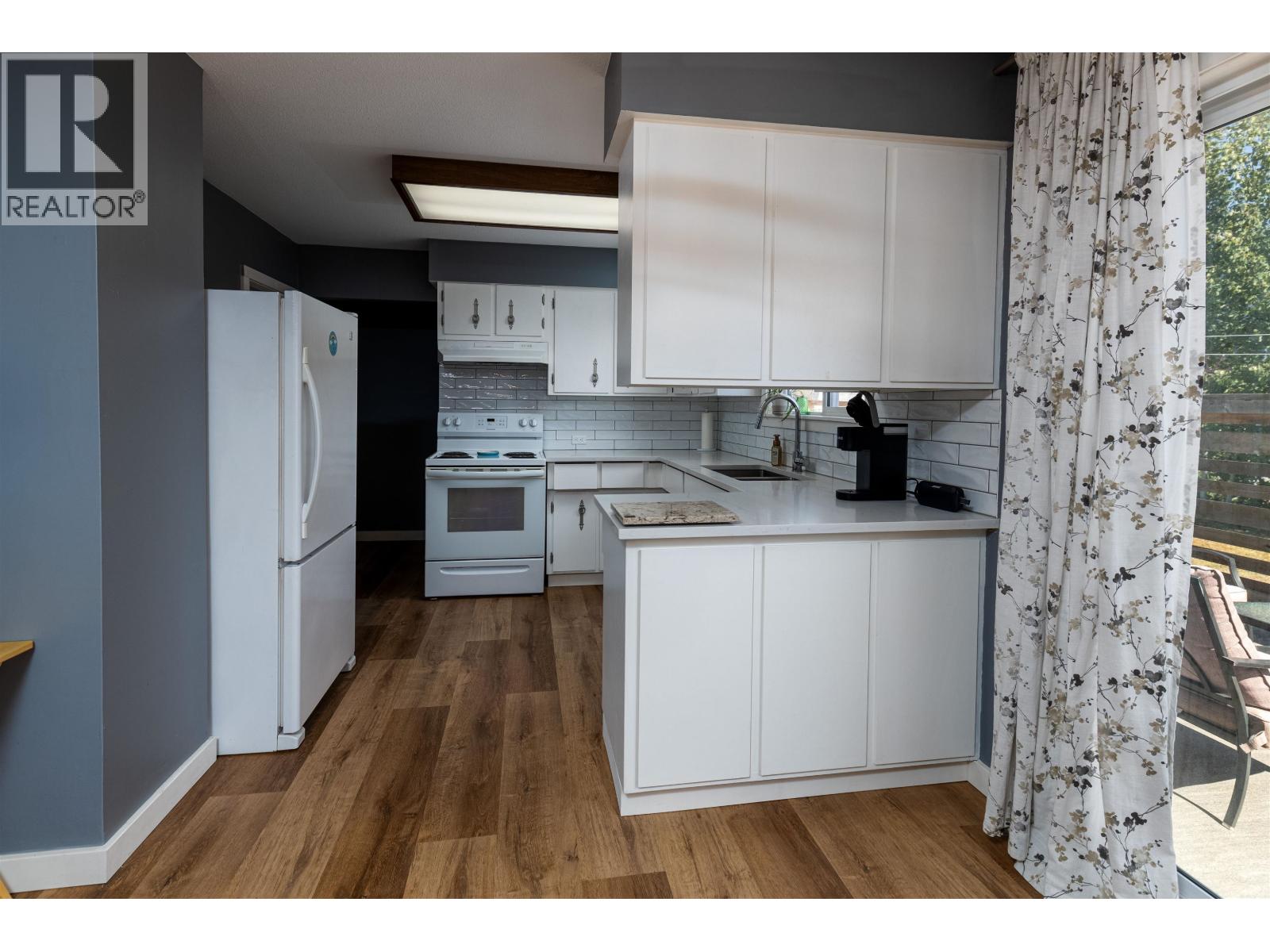 2706 HALL Street, Terrace