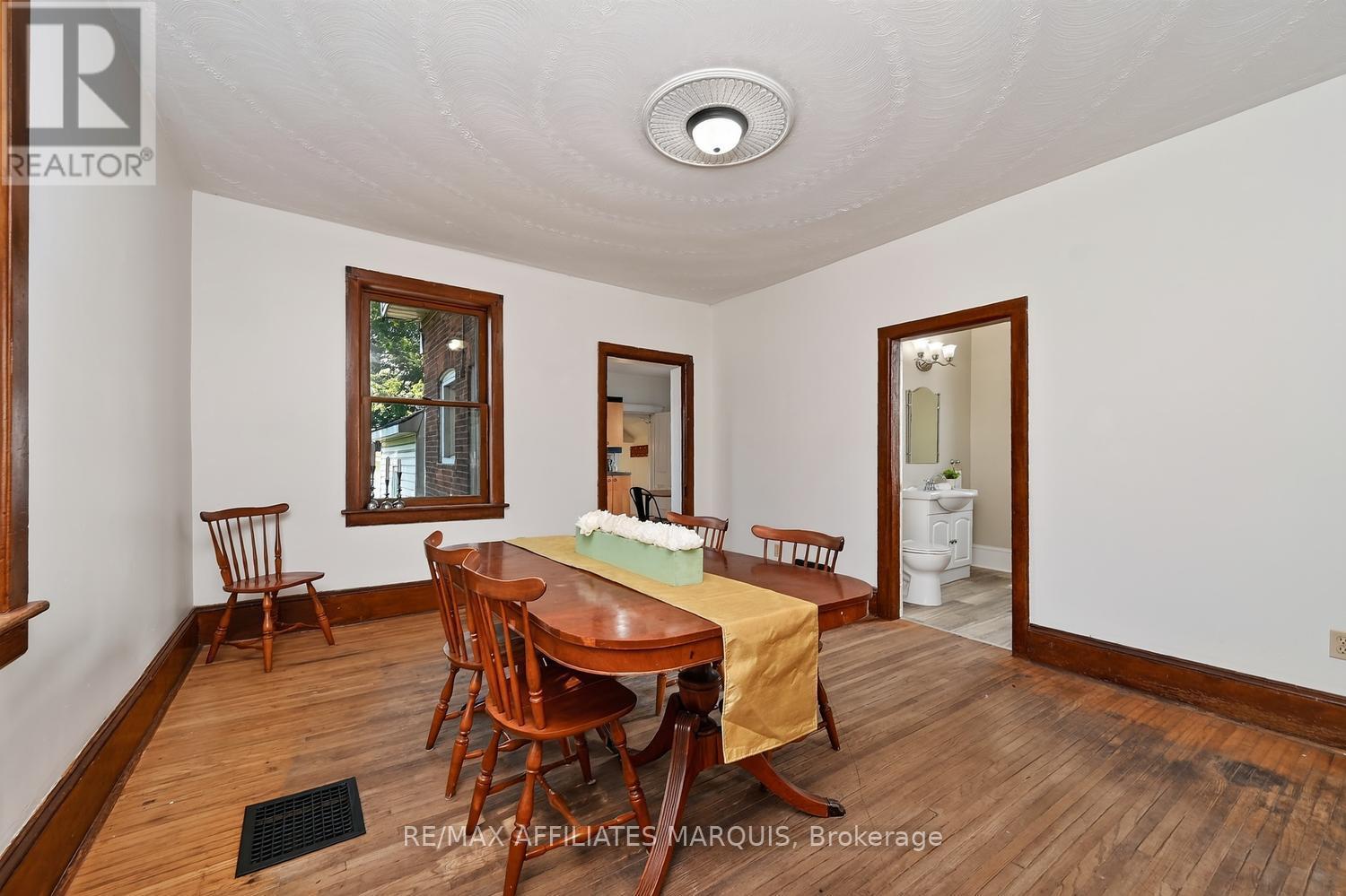8 MCGILL STREET N - 11