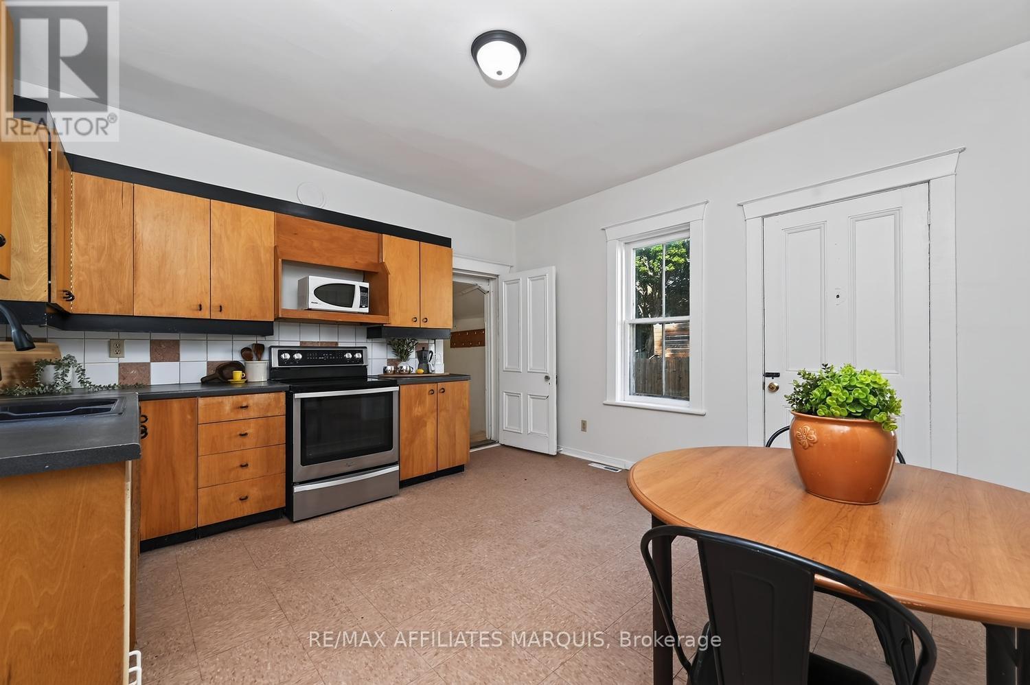 8 MCGILL STREET N - 13