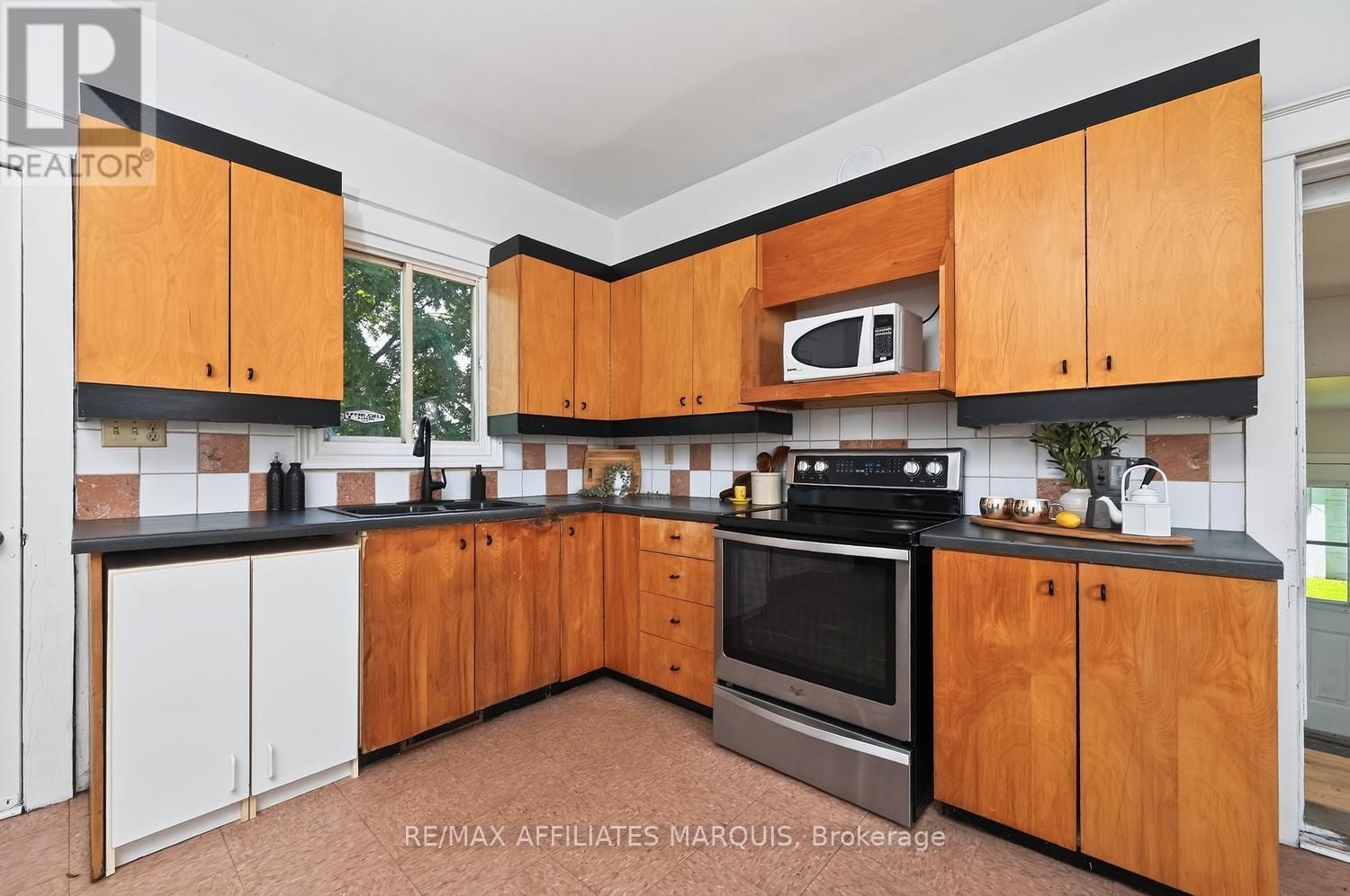 8 MCGILL STREET N - 17