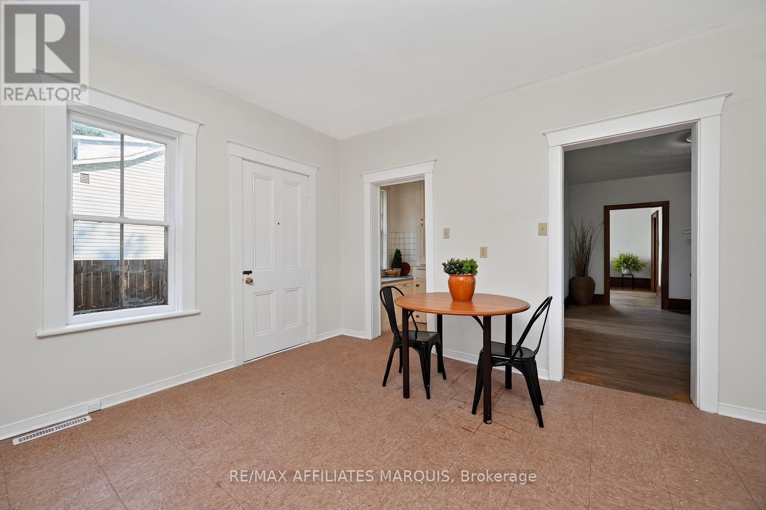 8 MCGILL STREET N - Image 18