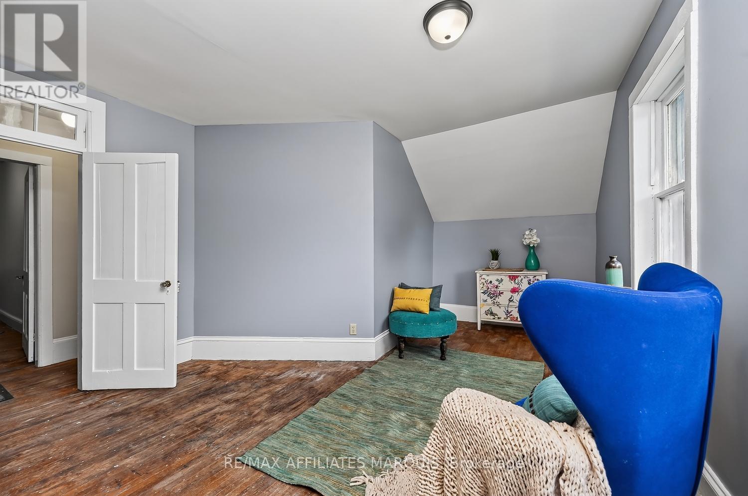 8 MCGILL STREET N - 30