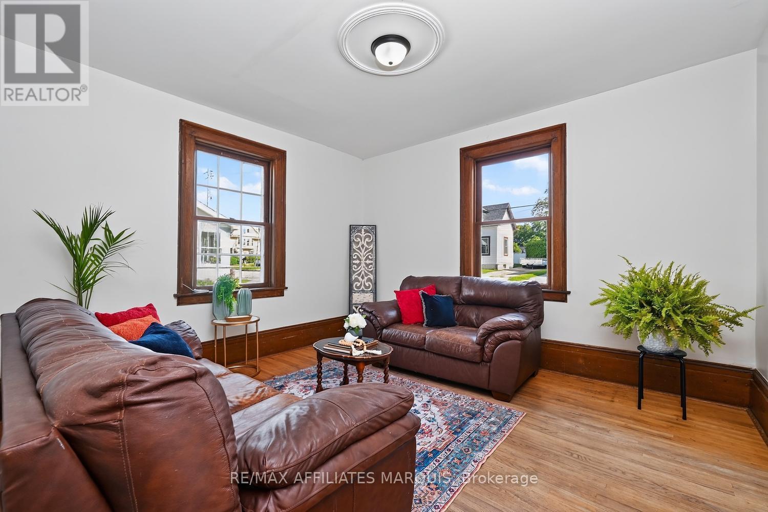 8 MCGILL STREET N - Image 7