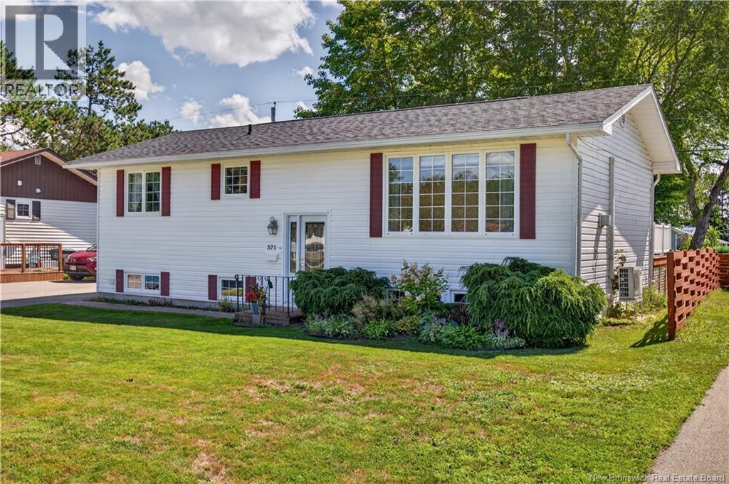 371 Highplain Crescent - 1