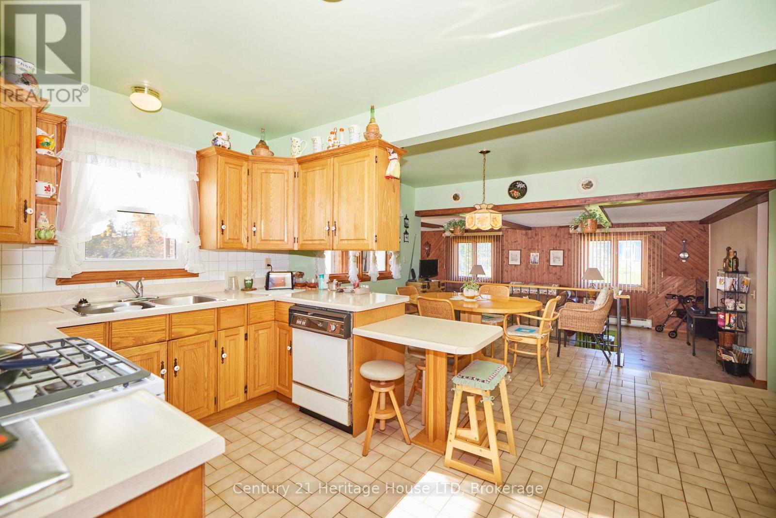 191 CAIRNS CRESCENT - 12