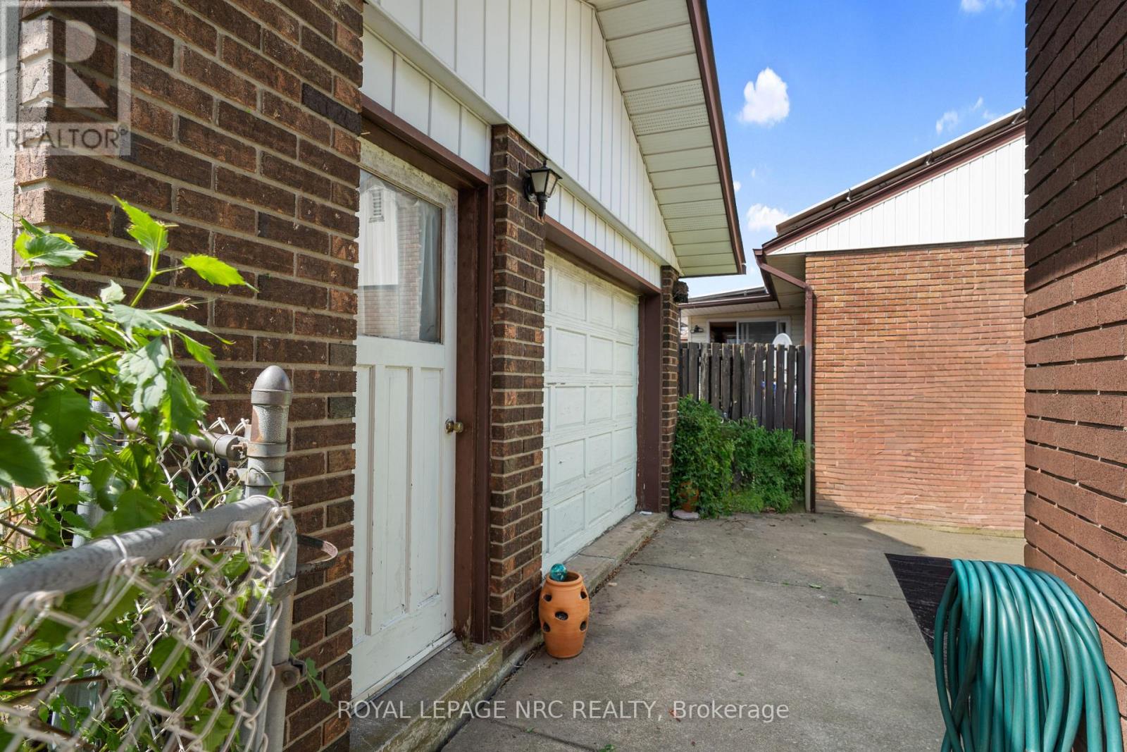 7427 MERRITT AVENUE - 32