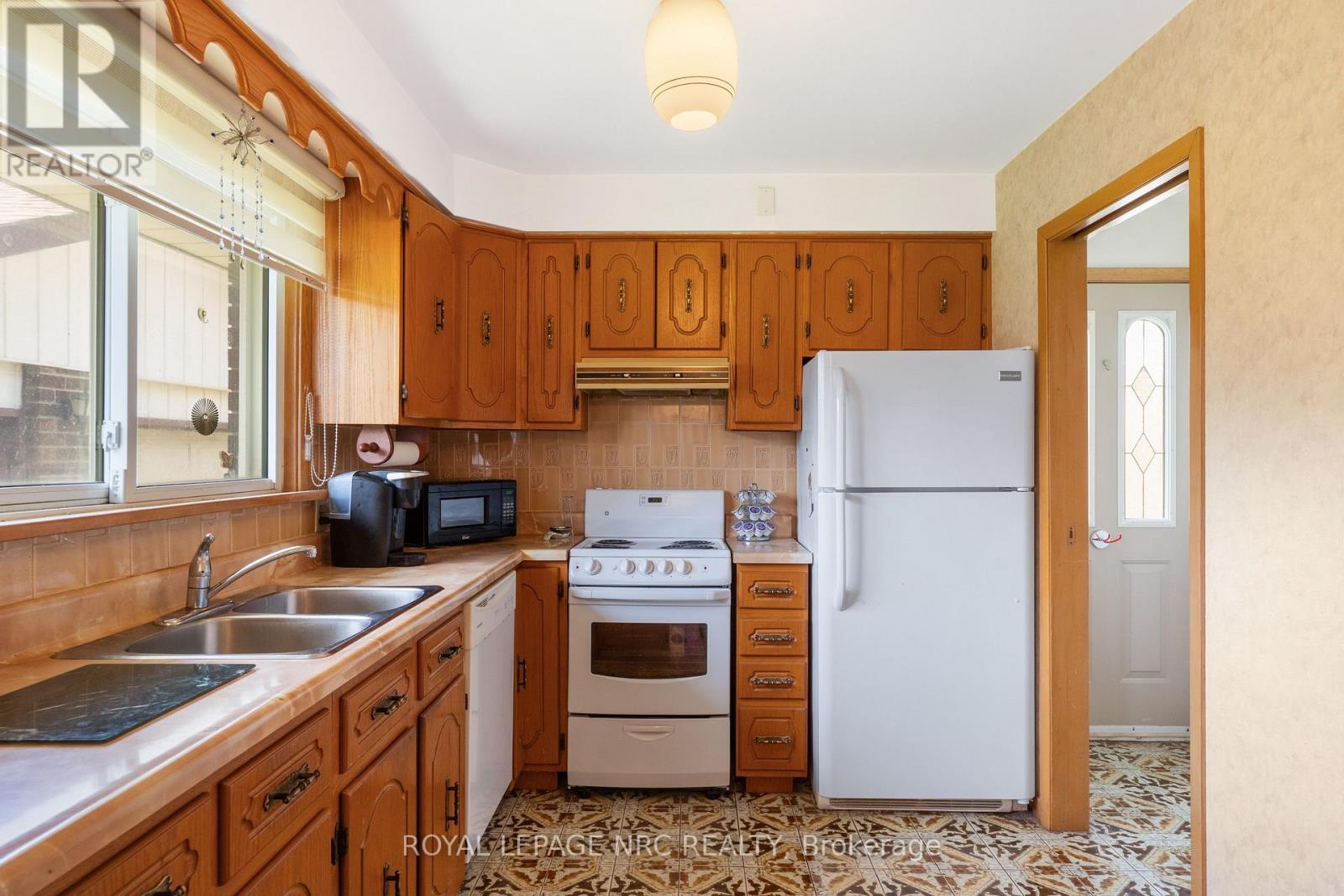 7427 MERRITT AVENUE - 9