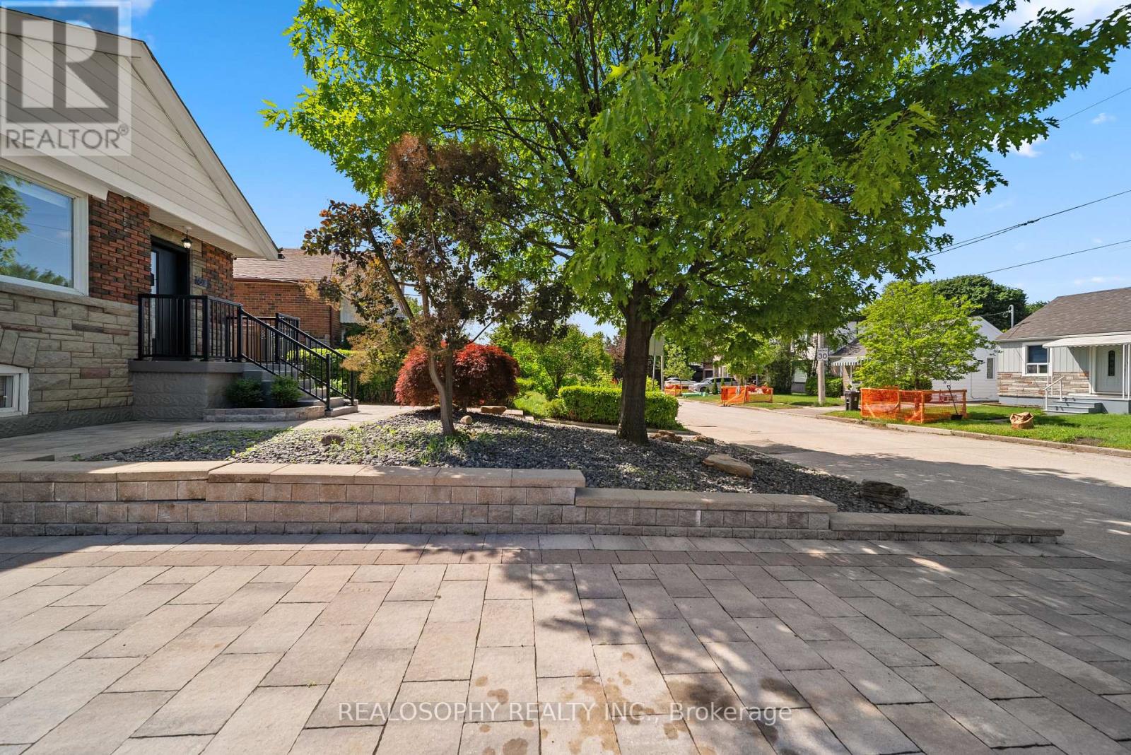 69 SQUIRES AVENUE - Image 30