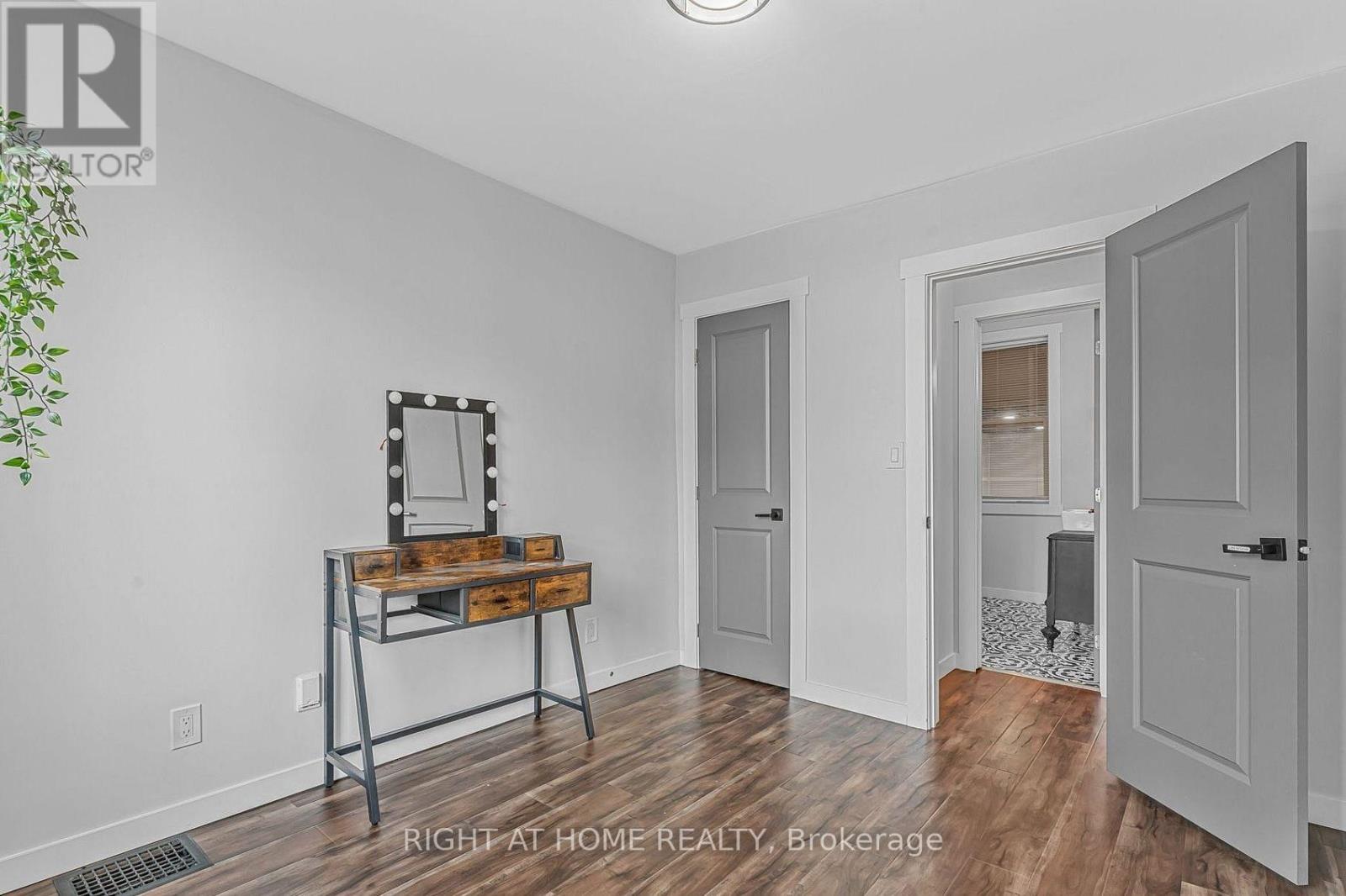 110 CAMERON AVENUE N - Image 16