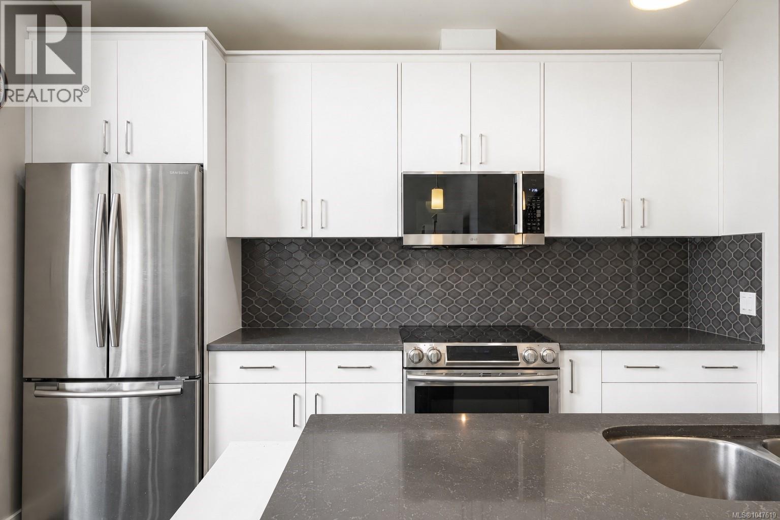 1005 Boeing Close, Langford