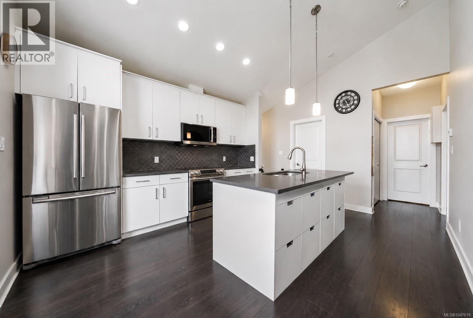 1005 Boeing Close, Langford